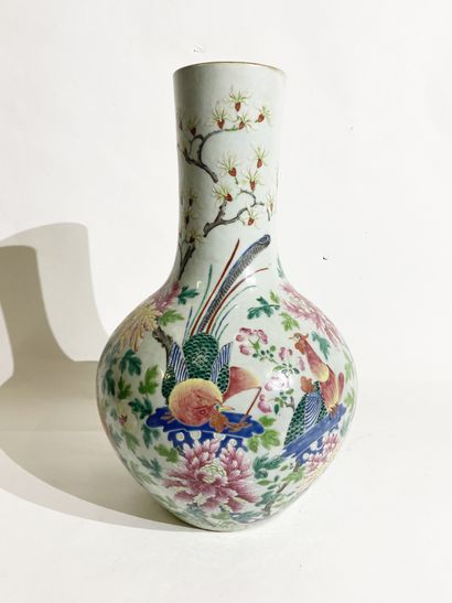 null Chine. Vase monté en lampe au décor floral et de volatiles. 

XIXe siècle. 

H_43...