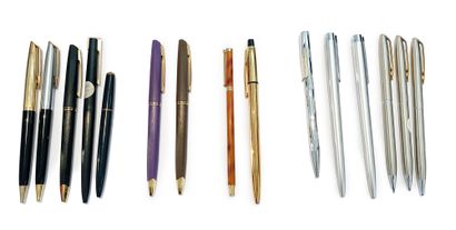 WATERMAN 
Lot de 15 stylos-bille divers 
En...