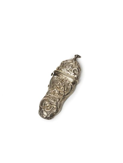 null Etui en argent à décor repoussé de personnages mythologiques dans un décor de...