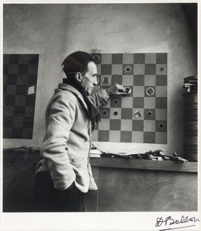 Denise BELLON. Portrait de Marcel Duchamp dans son atelier.
Tirage argentique postérieur...