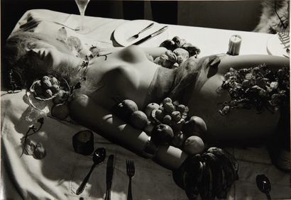 Denise BELLON. Mannequin allongé sur une table avec fruits.
Tirage argentique [21...