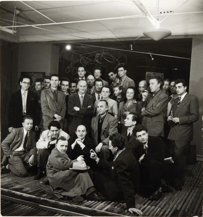 Denise BELLON. Portrait de groupe. Tirage argentique postérieur, cachet de la photographe...