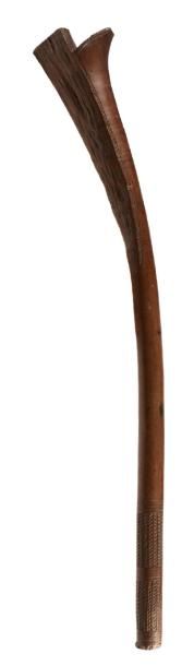FIDJI TONGA MASSUE «Gata» en bois à la forme incurvée classique, le manche gravé...