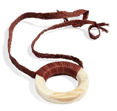 MÉLANÉSIE PENDENTIF «Erenge» formé d'un bracelet en tridacne et d'un travail de fibres...