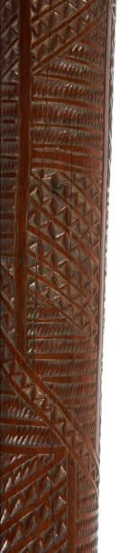 FIDJI TONGA MASSUE «Akau Tau» en bois entièrement gravée de registres de motifs géométriques....