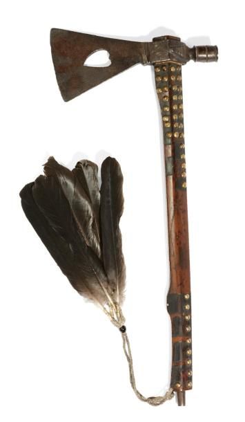 AMÉRIQUES PIPE «TOMAHAWK» en bois au fût décoré de clous de tapissier et de registres...