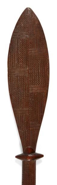 FIDJI TONGA MASSUE «Kailao» en bois gravée sur l'ensemble de sa surface de fins motifs...