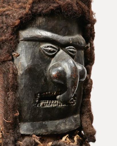 MÉLANÉSIE MASQUE cérémoniel «Apouema» constitué d'un grand masque plat en bois monoxyle...