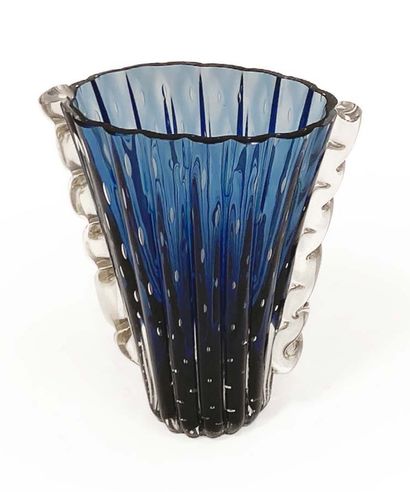 Ercole Barovier (1889-1974) Vase.
Verre de Murano bleu.
Murano colored glass.
Édition...