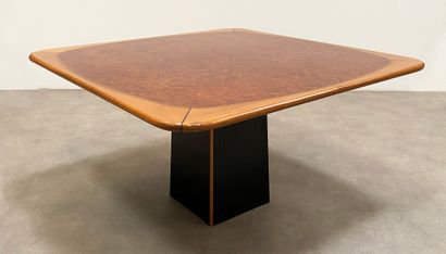 TOBIA SCARPA (NÉ EN 1935) & AFRA SCARPA (1937-2011) Table carrée dite «Artona». Noyer...