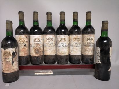 null 8 bouteilles Château HAUT BATAILLEY - 5é Gcc Pauillac 1975 Etiquettes abimées,...