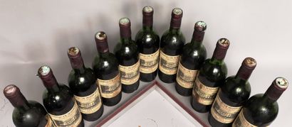 null 11 bouteilles Château de MARBUZET - Saint Estèphe 1975 Etiquettes tachées. 2...