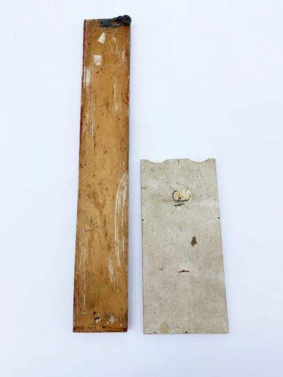 null Deux thermomètres centigrades montés sur bois. H_32,5 cm et 17_cm
