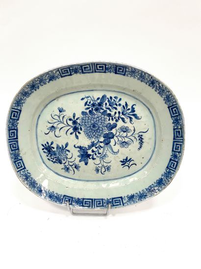 null Chine 

Plat en porcelaine blanc bleu au décor floral 

XIXe siècle 

H_4 cm...