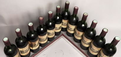 null 12 bouteilles Château de MARBUZET - Saint Estèphe 1975 Etiquettes tachées. 9...