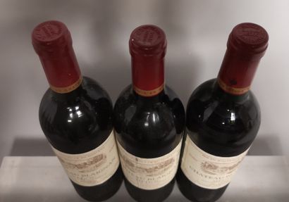 null 3 bouteilles Château BLAIGNAN - Médoc 2000 Etiquettes légèrement tachées.
