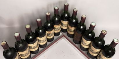 null 12 bouteilles Château de MARBUZET - Saint Estèphe 1975 Etiquettes tachées. Niveaux...