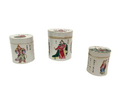 null CHINE. 

Lot de trois pots cylindriques en porcelaine au décor de personnages...