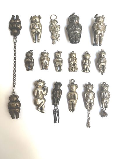 CHINE - Vers 1900 Ensemble de dix-sept amulettes de fécondité masculine en métal...
