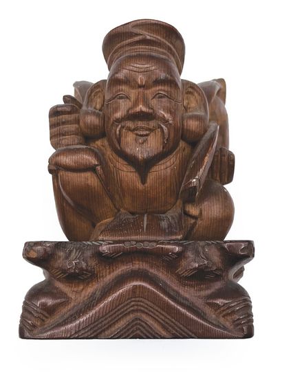 JAPON - Début XXe siècle Statuette d'Ebisu en bois, s'asseyant sur une tête de moine...