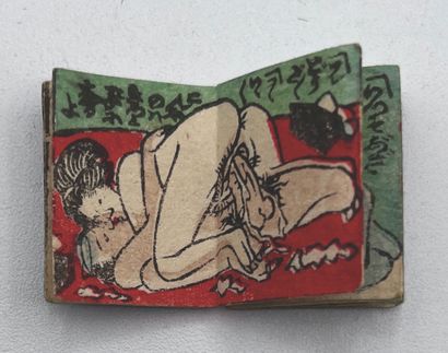 JAPON - Epoque MEIJI (1868 - 1912) Album miniature et album d'estampes en couleurs,...