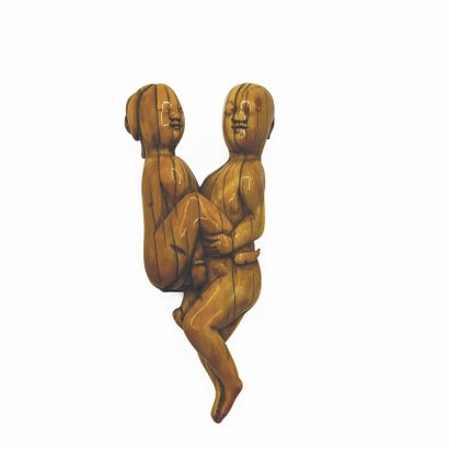 CHINE - XVIIe/XVIIIe siècle Groupe en ivoire à patine jaune, couple nu enlacé, l'homme...