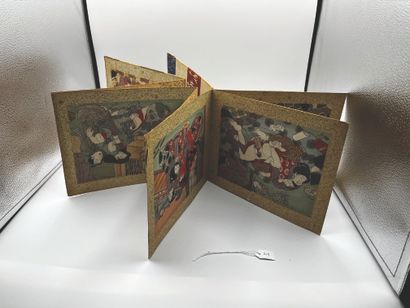 JAPON - Début XXe siècle Album accordéon, dix encres sur soie, couples s'acoquinant...