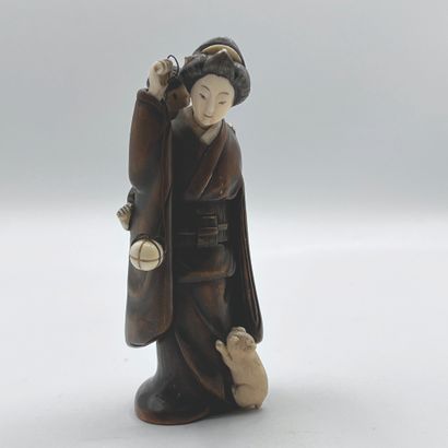 JAPON - Epoque MEIJI (1868 - 1912) Okimono en bois et ivoire, jeune femme debout...