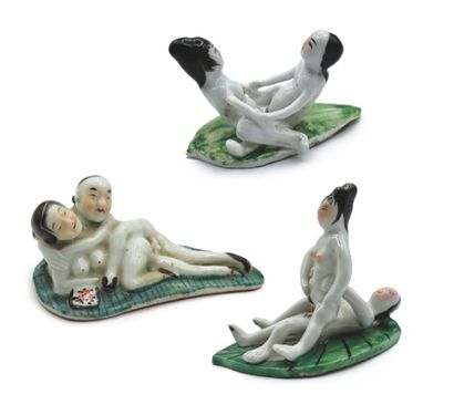 CHINE - Epoque de la République - MINGUO (1912 - 1949) Trois groupes en porcelaine...