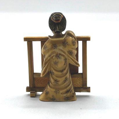 JAPON - Epoque MEIJI (1868 - 1912) Okimono en ivoire, femme derrière un paravent...