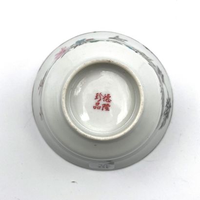 CHINE - XXe siècle Bowl and saucer in white porcelain enamelled polychrome with decoration...