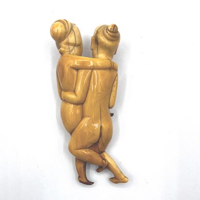 CHINE - XVIIe/XVIIIe siècle Couple with love in ivory with yellow patina, the feet...