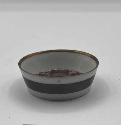 JAPON, FOURS DE KUTANI - DÉBUT XXe SIÈCLE Porcelain cup enamelled polychrome and...