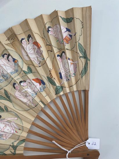 CHINE - Début XXe siècle Paper fan decorated with young women, man and servant on...