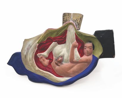 JAPON - XXe siècle Groupe en plâtre polychrome, jeune femme endormie accoudée à un...