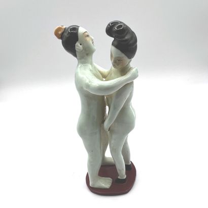 CHINE - Epoque de la République - MINGUO (1912 - 1949) Groupe en porcelaine blanche...