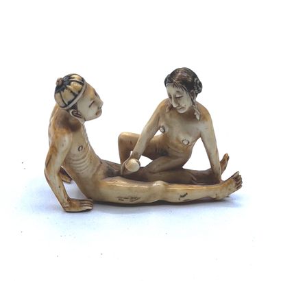 CHINE - XIXe siècle Groupe en ivoire, couple nu l'homme souriant assis les jambes...