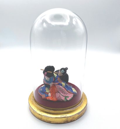 JAPON - Epoque MEIJI (1868 - 1912) Figurine en plâtre peint représentant un couple...