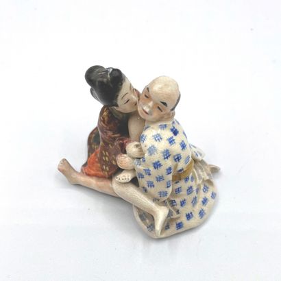 JAPON, FOURS DE SATSUMA - DÉBUT XXe SIÈCLE An embracing couple in polychrome glazed...