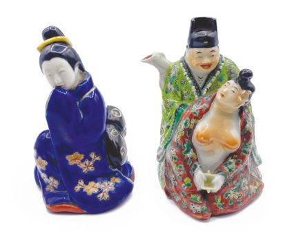 CHINE - XXe siècle Verseuse en porcelaine émaillée polychrome en forme d'un couple,...