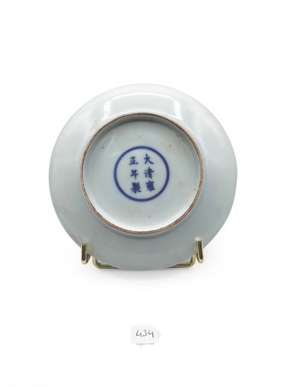 CHINE - Epoque de la République - MINGUO (1912 - 1949) Coupelle en porcelaine émaillée...