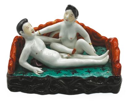 CHINE - Epoque de la République - MINGUO (1912 - 1949) Groupe en porcelaine émaillée...