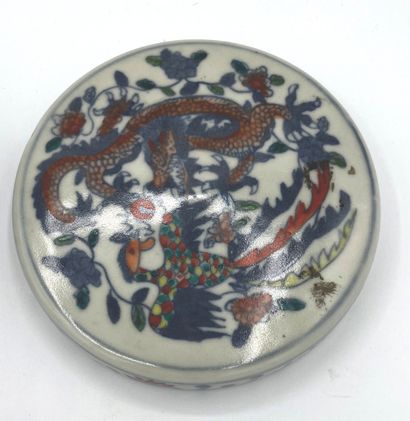 CHINE - MILIEU XXE SIÈCLE Round porcelain box decorated in blue underglaze, and polychrome...