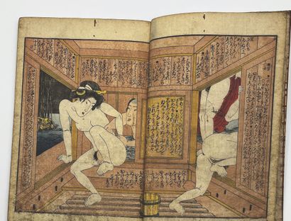 JAPON - XIXE SIÈCLE Trois albums à décor de scènes érotiques, de vingt quatre pages...