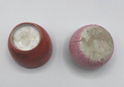 CHINE - XXe siècle Ensemble comprenant une boite en porcelaine émaillée rose en forme...