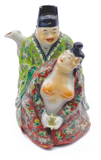 CHINE - XXe siècle Verseuse en porcelaine émaillée polychrome en forme d'un couple,...