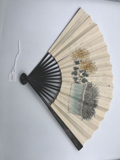 CHINE - XXe siècle Éventail en papier à décor de chrysanthèmes, et jeune femme avec...