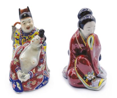 JAPON - XXe siècle Verseuse en porcelaine émaillée polychrome en forme d'un couple,...