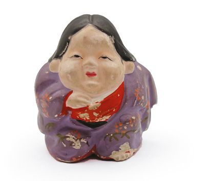 JAPON - XXe siècle Okame en porcelaine émaillée polychrome debout se touchant les...