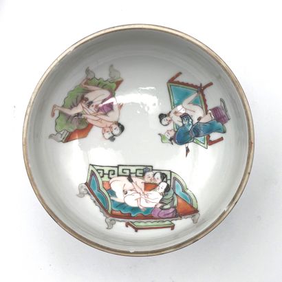 CHINE - Fin XIXe siècle Pot couvert en porcelaine blanche émaillée polychrome à décor...